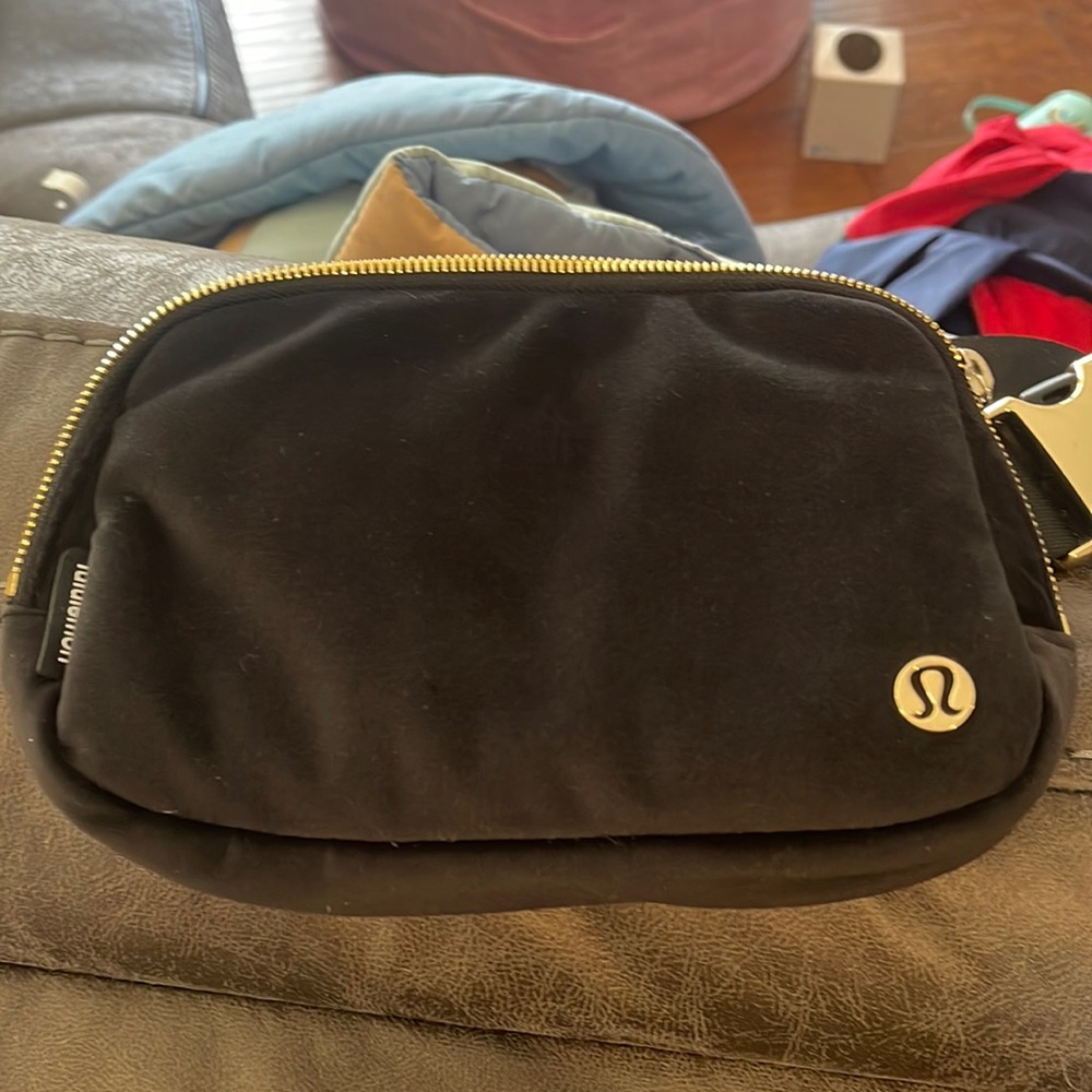 Lululemon black belt bag